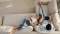 Un couple heureux sur un canapé lisant sur des tablettes